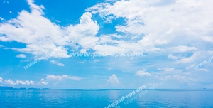 عکس با کیفیت تبلیغاتی دریای آرام و آسمان آبی صاف با ابر های زیبا