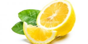 عکس با کیفیت تبلیغاتی یک اسلایس لیمو شیرین در کنار نصفه ی لیمو شیرین و برگ هایش