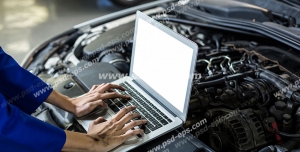 عکس با کیفیت تبلیغاتی مرد در حال کار کردن با لپ تاپ بر روی کاپوت ماشین