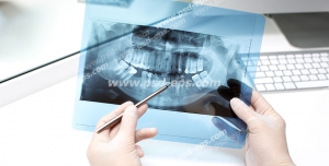 عکس با کیفیت تبلیغاتی دکتر در حال برسی عکس رادیولوژی دندان