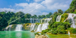 عکس با کیفیت تبلیغاتی آبشار بسیار زیبا و طبیعت سر سبز