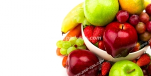 عکس با کیفیت تبلیغاتی سیب سبز و قرمز و انگور قرمز و موز داخل ظرف با بک گراند سفید