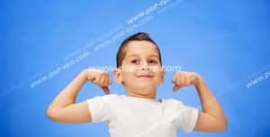 عکس با کیفیت تبلیغاتی پسر بچه با تیشرت سفید در حال فیگور گرفتن در بک گراند آبی