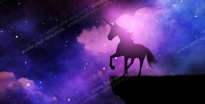 عکس با کیفیت تبلیغاتی اسب تک شاخ بر روی سخره و آسمان آبی و بنفش صورتی زیبا