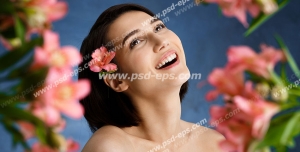 عکس با کیفیت تبلیغاتی گل صورتی کوچک در کنار موهای زن و فضای پر شده با گل در بک گراند سرمه ای