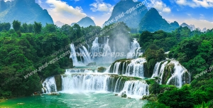 عکس با کیفیت تبلیغاتی آبشار بسیار زیبا در دل طبیعت و آسمان آبی و کوه ها
