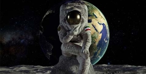فضانورد ایرانی ( با پرچم ایران و آرم سپاه)